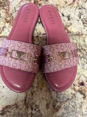 New GUESS Rose Pink Logo Band Slide Sandals with Gold Trim size 5.5 Slip Ons